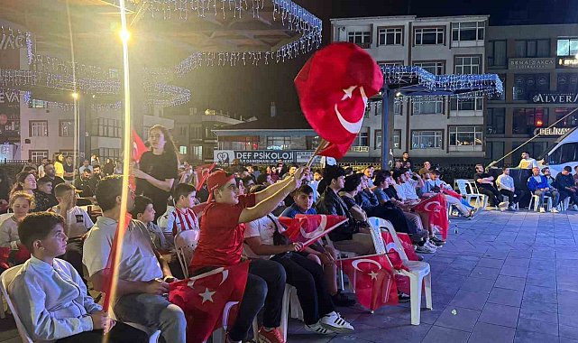 Arnavutköy'de yüzlerce kişi dev ekranda Türkiye-Yunanistan maçını izledi