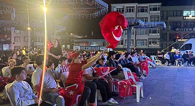Arnavutköy'de yüzlerce kişi dev ekranda Türkiye-Yunanistan maçını izledi