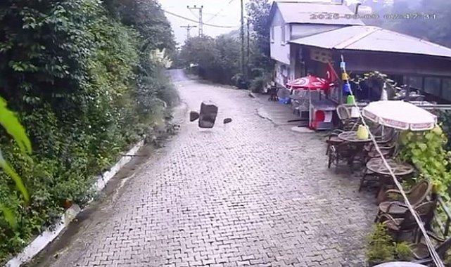 Artvin'de heyelan anı kamerada: Kayalar işletmeye ramak kala durdu