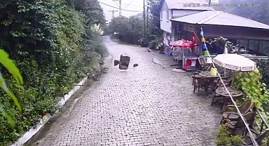 Artvin'de heyelan anı kamerada: Kayalar işletmeye ramak kala durdu