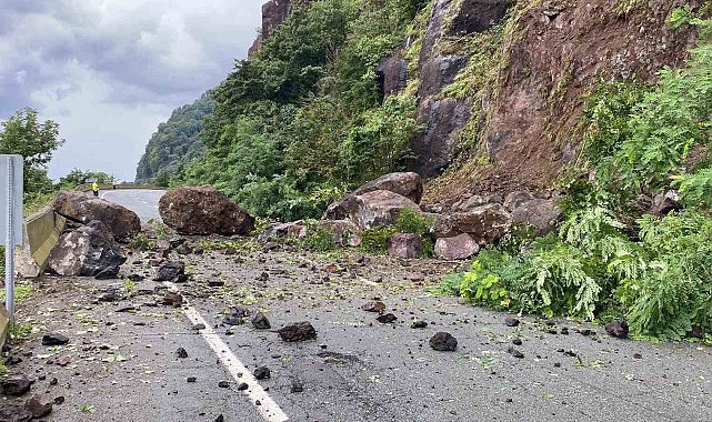 Artvin'de heyelan Karadeniz Sahil Yolu'nu ulaşıma kapattı