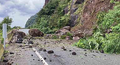 Artvin'de heyelan Karadeniz Sahil Yolu'nu ulaşıma kapattı