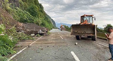 Artvin'de heyelan nedeniyle kapanan Karadeniz Sahil Yolu yeniden ulaşıma açıldı