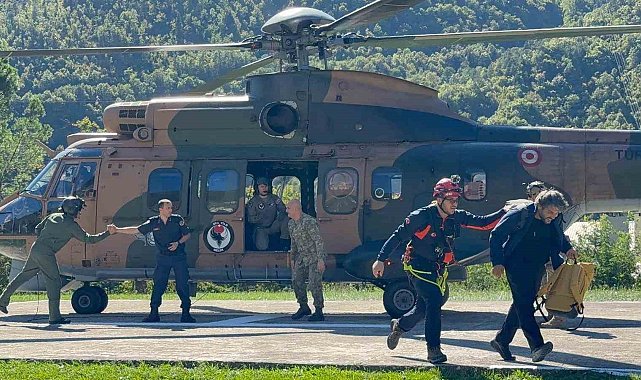Artvin'de mahsur kalan vatandaşlar ve turistler helikopterle tahliye edildi