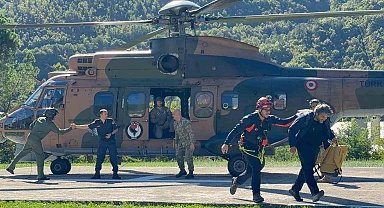 Artvin'de mahsur kalan vatandaşlar ve turistler helikopterle tahliye edildi
