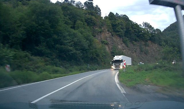 Artvin'de tırın hatalı sollaması faciaya davetiye çıkardı