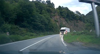 Artvin'de tırın hatalı sollaması faciaya davetiye çıkardı