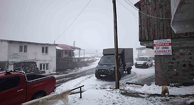 Artvin'in vadilerini sel, yaylalarını kar vurdu