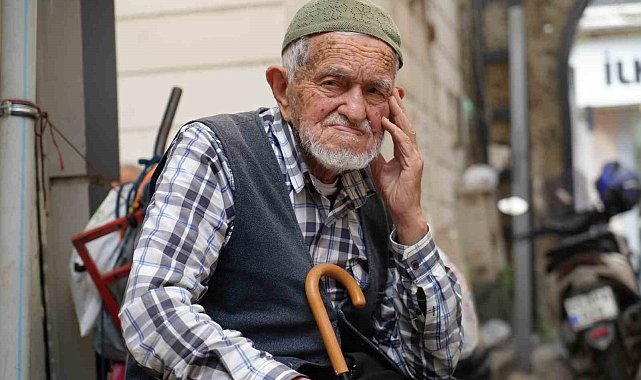 Asrın ustası: 96 yaşında gözlük kullanmadan şemsiye tamir ediyor