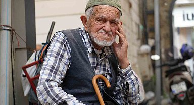 Asrın ustası: 96 yaşında gözlük kullanmadan şemsiye tamir ediyor