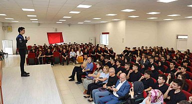 Astronot Atasever, öğrencilere deneyimlerinden bahsetti