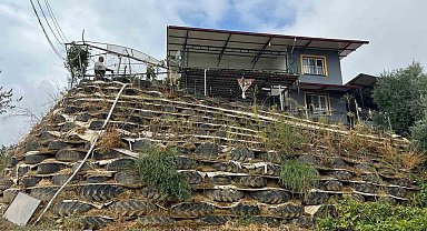 Atık lastiklerle kale gibi duvar ördü