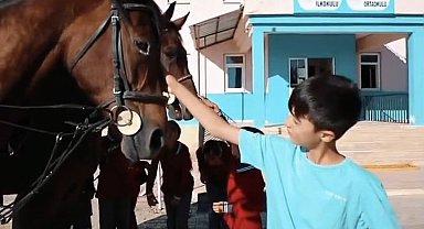Atlı Jandarma timleri okul çevresinde devriye yaptı