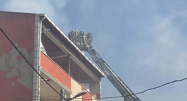 Avcılar'da bir binanın çatısında çıkan yangın 3 binaya sıçradı