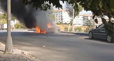 Avcılar'da park halindeki otomobil alev topuna döndü