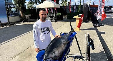 Avladığı orkinosları düzenlediği festivalle çocuklara ikram etti