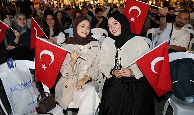 Ay yıldızlı coşku meydana sığmadı