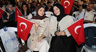 Ay yıldızlı coşku meydana sığmadı