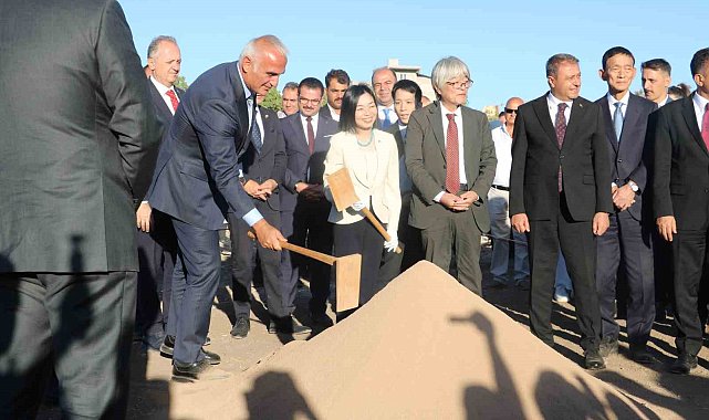 Ayanlar Höyük'te kazı çalışmaları başladı: İlk kazmayı Japon Altes Prensesi Akiko Mikasa vurdu