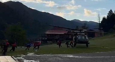 Ayder Yaylası'ndaki yerli ve yabancı turistler helikopterlerle tahliye ediliyor