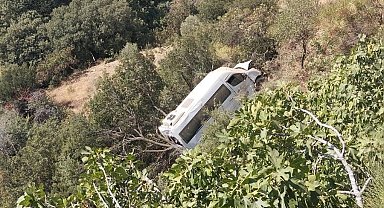 Aydın'da öğrenci servisi yoldan çıkıp uçuruma sürüklendi
