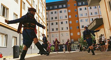 Aydın'da yurtlara gelen öğrenciler halk oyunları ile karşılandı