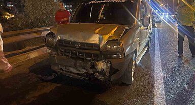 Aydınlatma direği otomobilin üzerine düştü: 2 yaralı