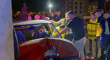 Aydınlatma direğine çarpan sürücü otomobilde sıkıştı: 3 yaralı