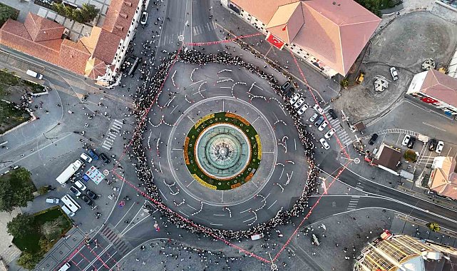 Aynı anda bin 58 kişi halay çekti, tarihi meydanda eşsiz görüntüler oluştu