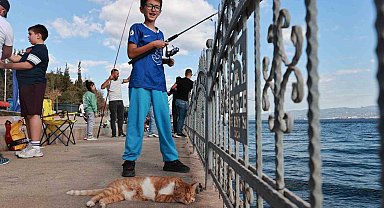 Babalar ve çocuklar oltalarını Eskihisar'da denize attı