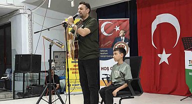 Babası ile birlikte okul arkadaşlarına konser verdi