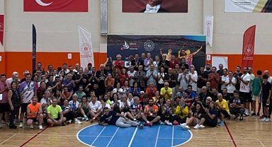 Badminton Veteranlar Türkiye Şampiyonası Kuşadası'nda tamamlandı