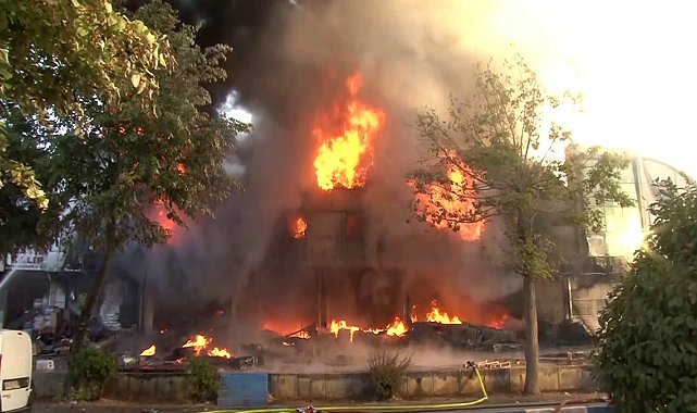 Bağcılar Mahmutbey Mahallesi'nde bulunan İstanbul Toptancılar Çarşısı'ndaki bir iş yerinde yangın çıktı. İhbar üzerine bölgeye çok sayıda itfaiye ekibi yönlendirildi.