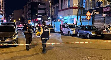 Bağcılar'da seyir halindeki otomobile silahlı saldırı: 2 yaralı