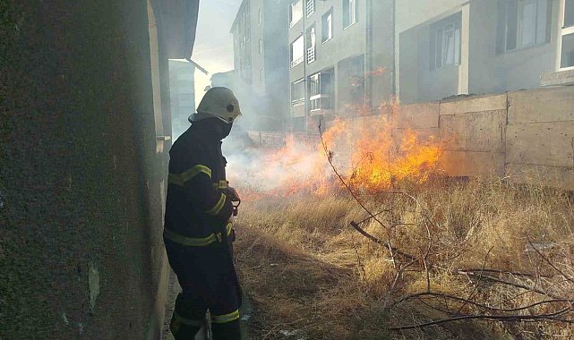 Bahçede çıkan örtü yangını itfaiye ekiplerince söndürüldü