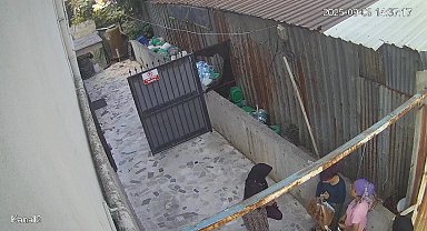 Bahçede kıyafet değiştiren kadınlar, merak konusu oldu