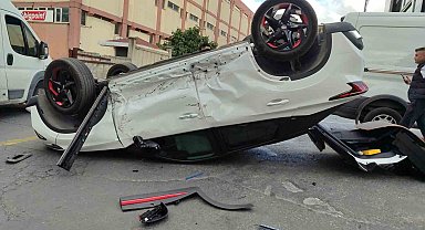 Bahçelievler'de minibüsün çarptığı otomobil ters döndü: 2 yaralı