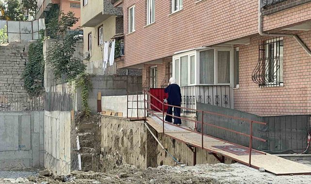 Bahçelievler'deki inşaat, yan binanın girişinde çökmeye neden oldu