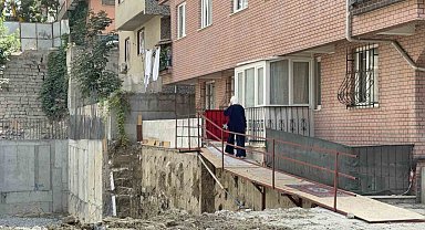 Bahçelievler'deki inşaat, yan binanın girişinde çökmeye neden oldu