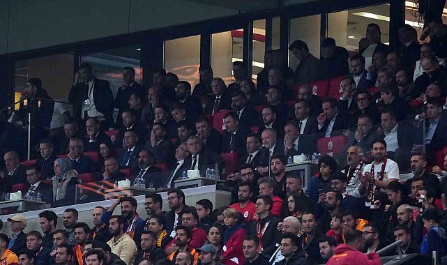 Bakan Bak, Galatasaray - Liverpool maçını takip etti