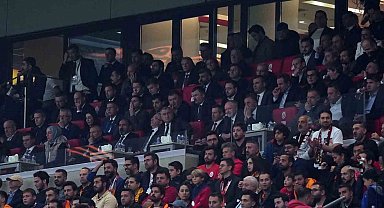 Bakan Bak, Galatasaray - Liverpool maçını takip etti