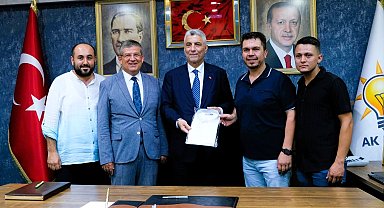 Bakan Bolat'a tescilli Buldan bezinden üretilen gömlek hediye edildi