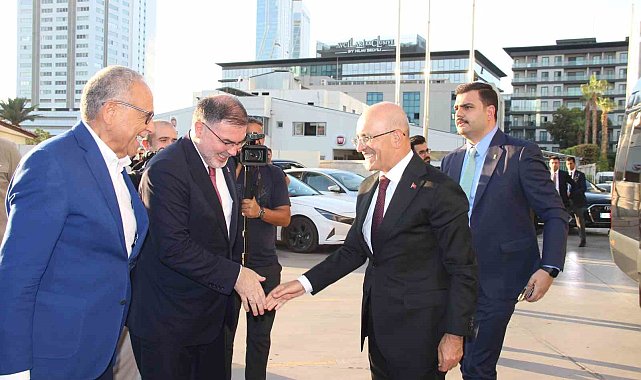 Bakan Şimşek: "İş insanlarıyla istişareler faydalı oldu, İzmir'in birçok konusuna vakıf olduk"