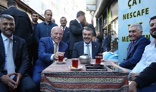 Bakan Tekin, Erzurum'da esnafla buluştu