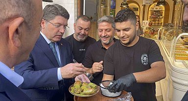 Bakan Tunç'a Antalya'da esnaf sevgisi: Tatlı ikramı ve Antalyaspor atkısı