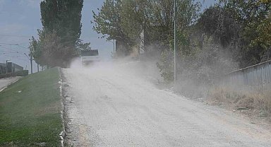 Baksan'daki alt yapı çalışmaları sonrası yollar toz duman