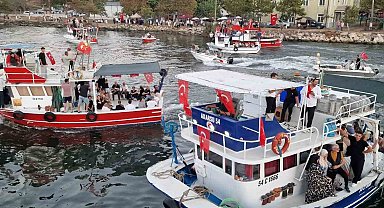 Balıkçılar av sezonunun açılmasını teknelerde meşale yakarak kutladı