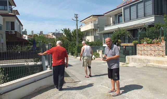 Balıkesir Burhaniye'de gökyüzündeki uçak izleri ilgi gördü