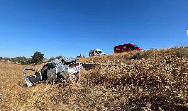 Balıkesir'de otomobil tarlaya uçtu; 2 yaralı