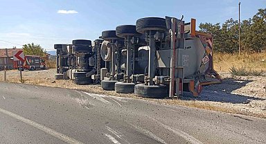 Balıkesir'de tır kazası: Kimyasal madde sızıntısına karşı tedbir alındı